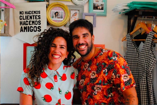 Maricastaña tiñe de ´buenrollismo´ y cercanía el centro de Palma con una apuesta por las firmas españolas, las prendas arriesgadas y toda la entrega de Vicky Pinar y Sergio Gamisans, los jóvenes propietarios de una de las tiendas que más triunfan en las r